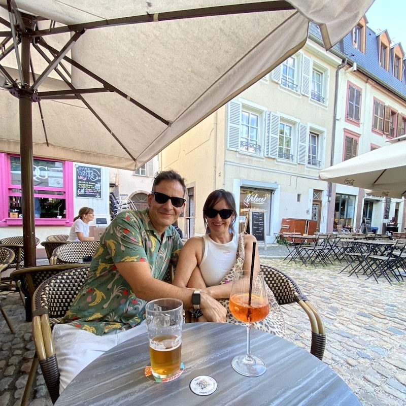Mónica y Miguel en las terrazas de Plaza Gayot en Estrasburgo