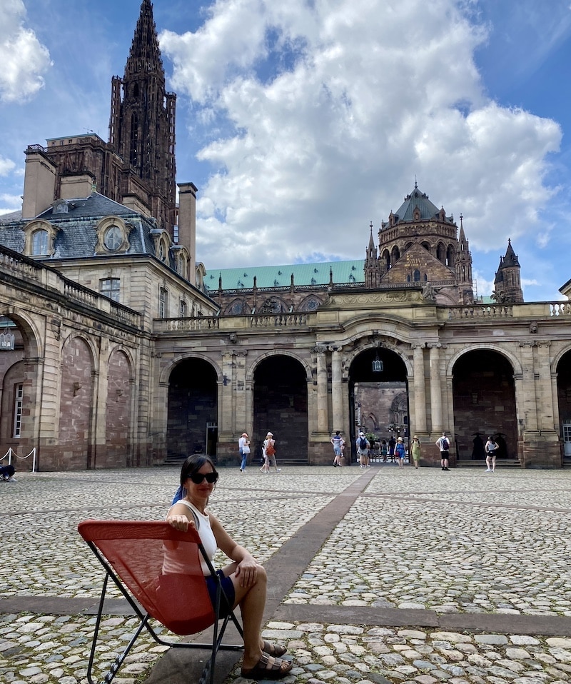 Mónica de El Viaje de Sofi en las hamacas del Palacio Rohan, Estrasburgo
