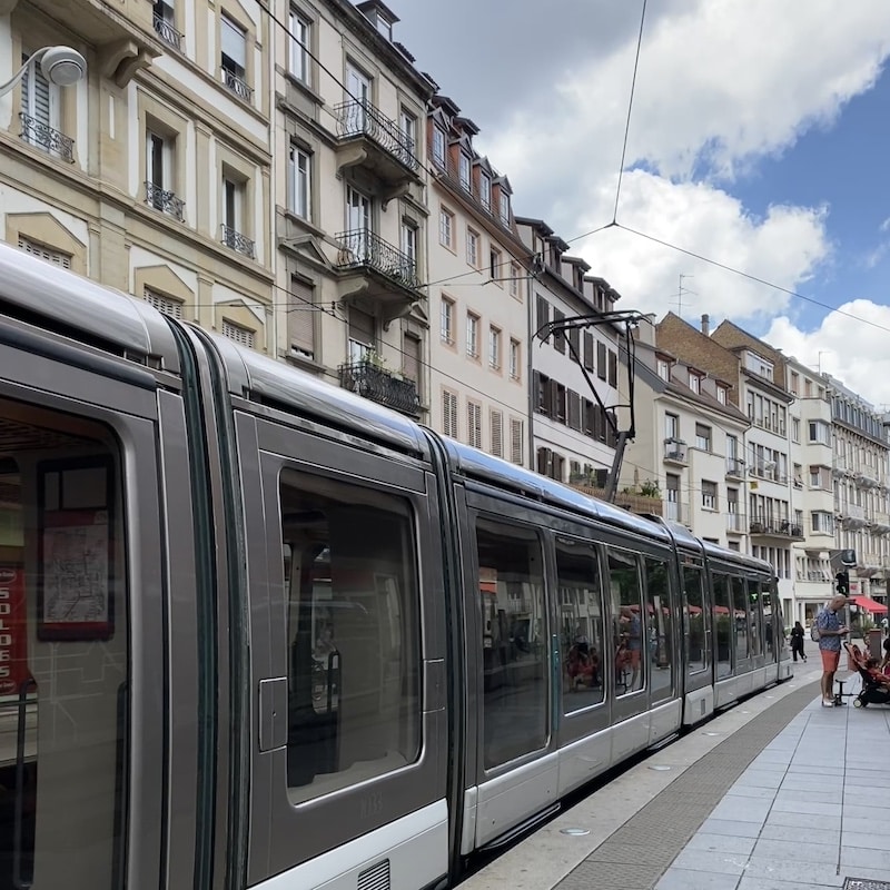 Tranvía moderno de la línea CTS recorriendo el centro histórico de Estrasburgo.