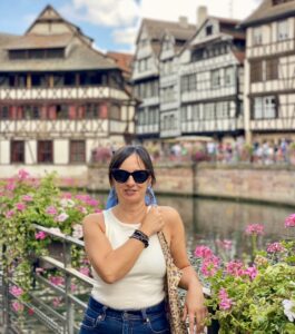 Mónica de El Viaje de Sofi paseando por los canales de la Petite France en Estrasburgo.
