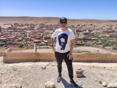 Miguel en el mirador de Ait Ben Haddou usando internet con su eSIM para Marruecos