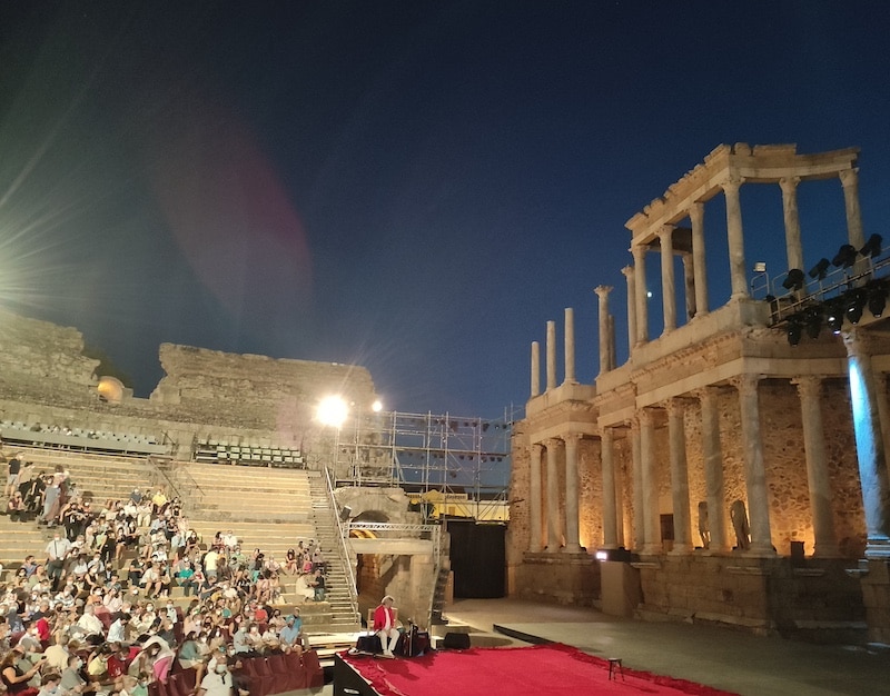 Escenario del Teatro Romano de Mérida de noche durante el Festival de Teatro Clásico.