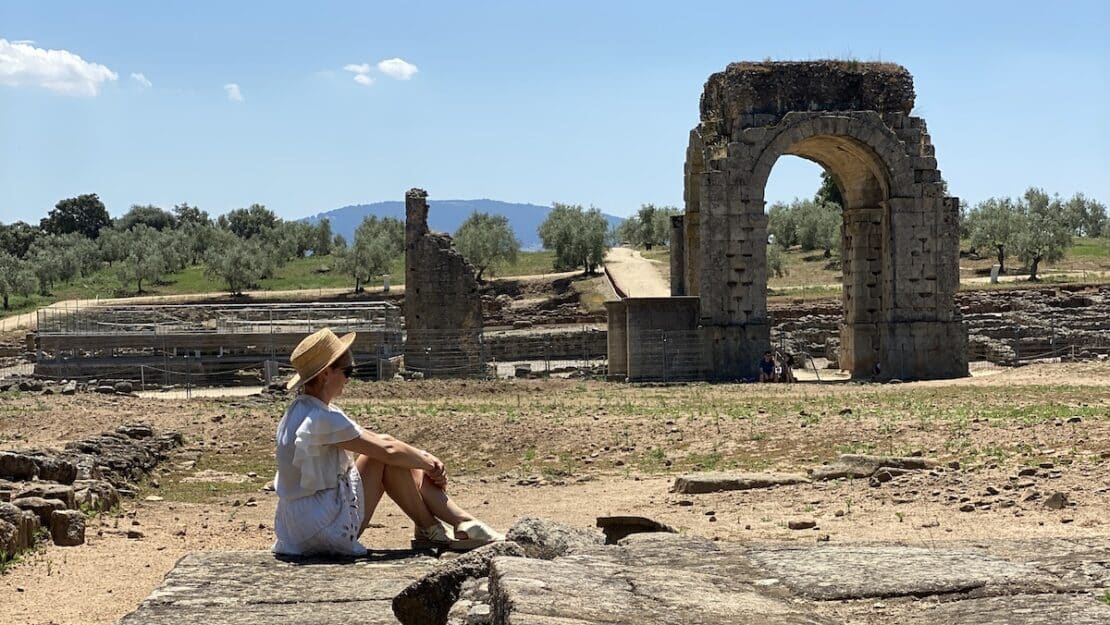 El Arco de Cáparra, único arco tetrápilo de España, situado en la antigua ciudad romana de Cáparra, Extremadura.