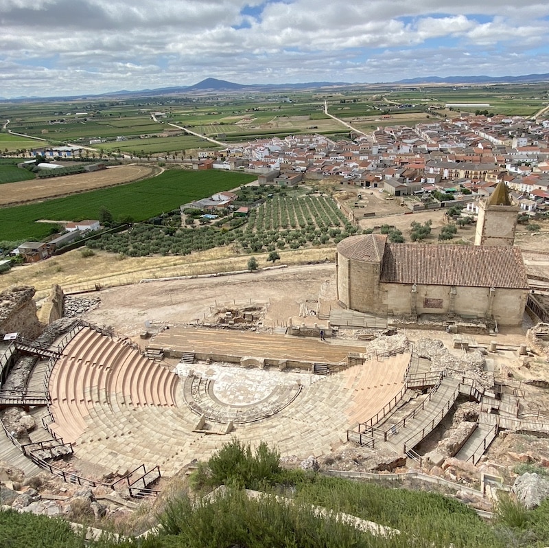 Teatro Romano de Medellín con la iglesia al fondo.