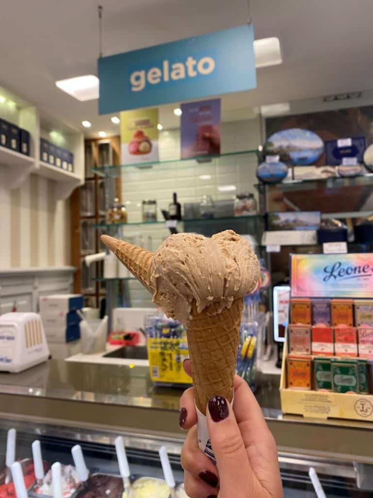 Helado artesano de pistacho y avellana de una gelateria famosa en Nápoles, el postre imprescindible tras visitar Pompeya