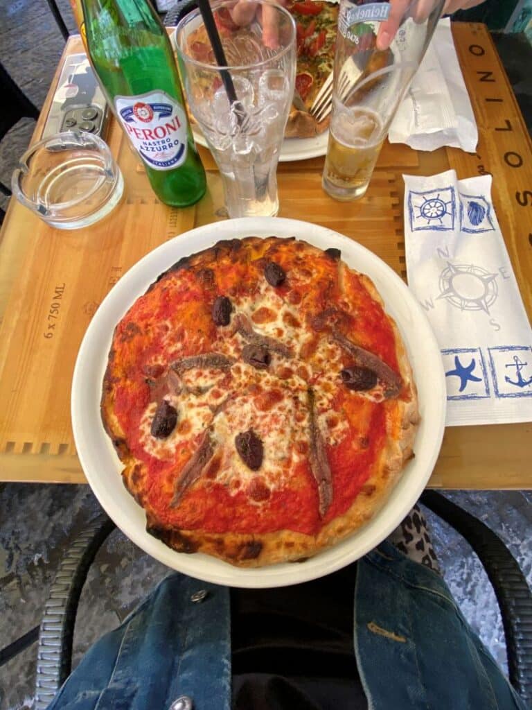 Pizza artesana en una terraza de la plaza de Atrani, una de las mejores excursiones desde Nápoles por la Costa Amalfitana.