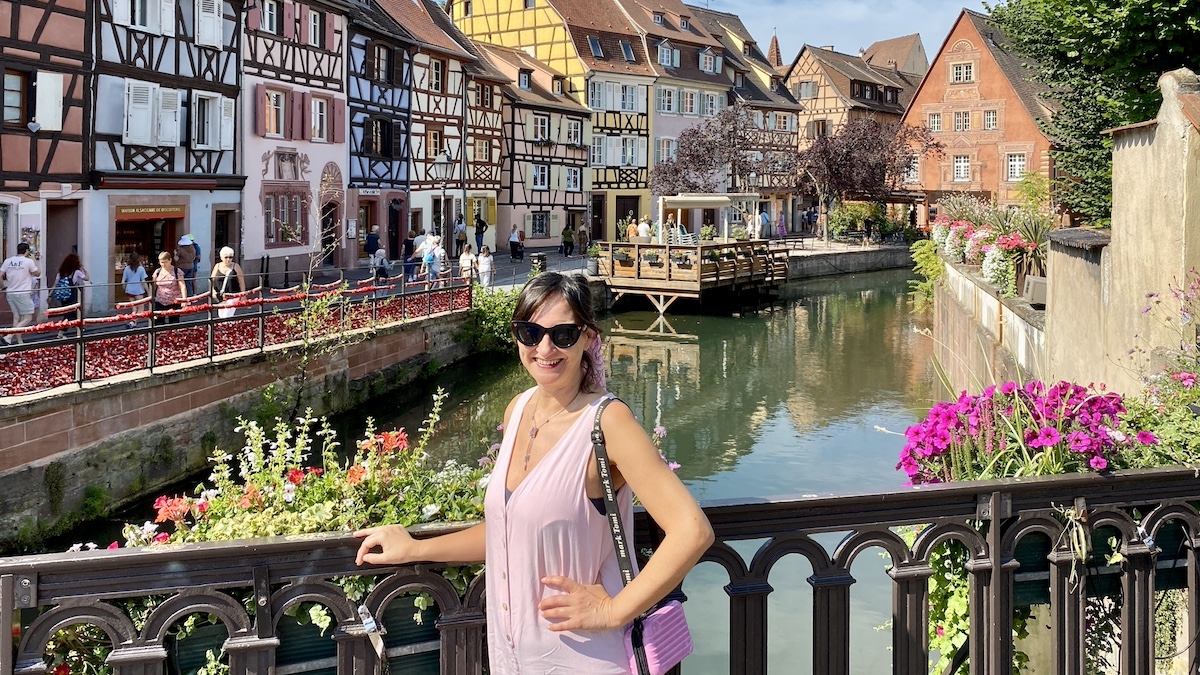 Mónica de El Viaje de Sofi en el puente de la Petite Venise en Colmar, Alsacia.