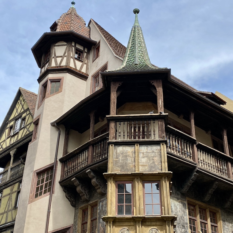 Fachada histórica de la Casa Pfister, el edificio más famoso que ver en Colmar.