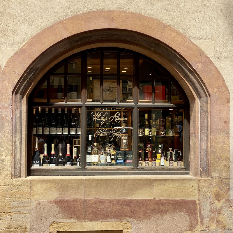 Escaparate de la tienda de licores con Whisky de Alsacia en los bajos de la Casa Pfister.