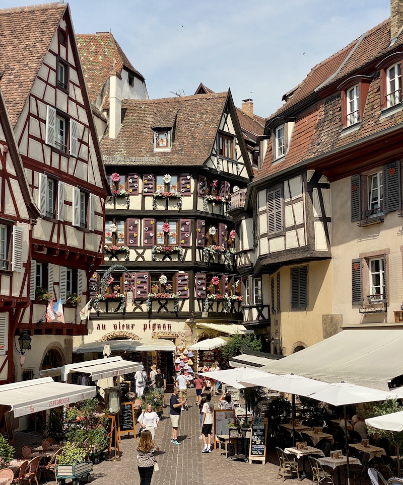 Vista del cruce en Y entre Grand Rue y Rue des Marchands en el centro de Colmar.