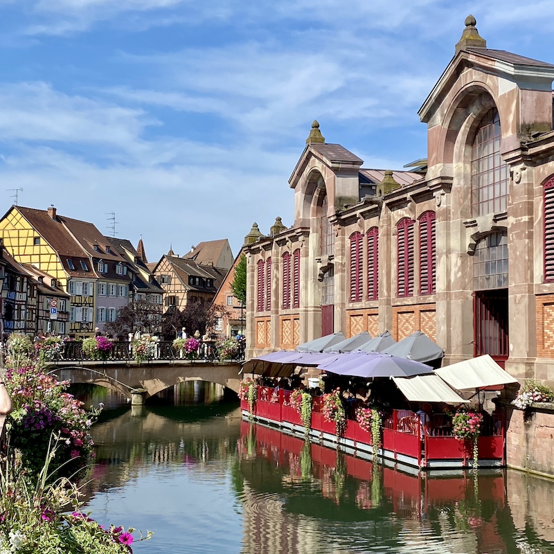Terrazas del Marché Couvert de Colmar sobre el canal de la Lauch.
