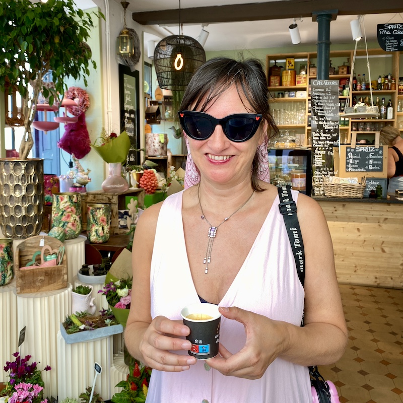 Mónica de El Viaje de Sofi con un café en una de las cafeterías con encanto de Colmar.