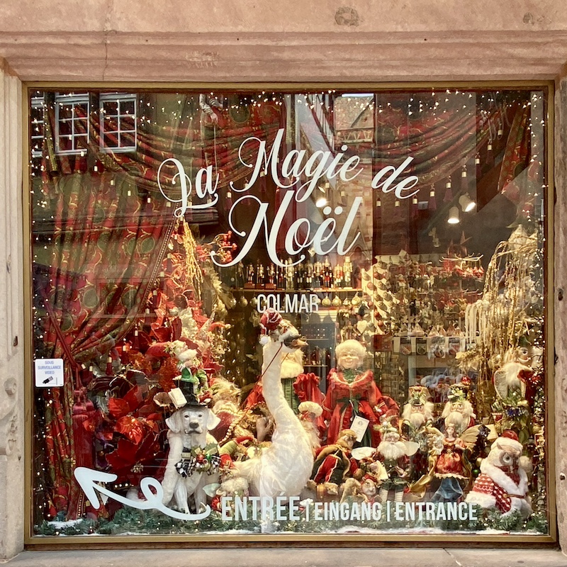 Escaparate decorado de la famosa tienda La Magie de Noël en el centro de Colmar.