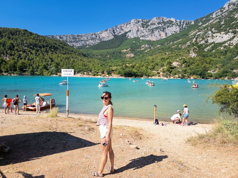 La orilla del lago Sainte-Croix en las Gargantas del Verdon, Francia, con patines de pedales en el agua turquesa.