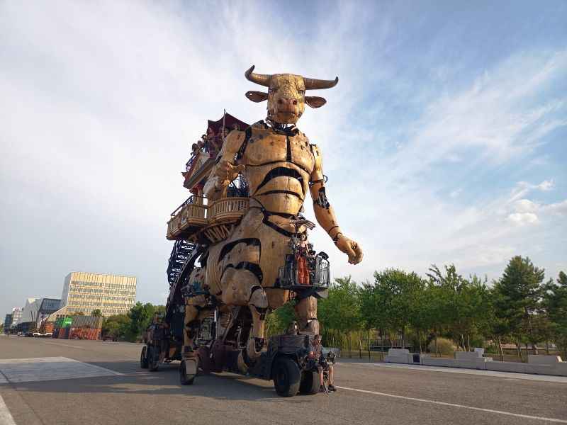 La estatua mecánica gigante de madera y metal del Minotauro en la Halle de La Machine de Toulouse, Francia.