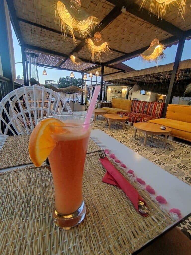 Un momento de relax en la azotea de un riad al atardecer.