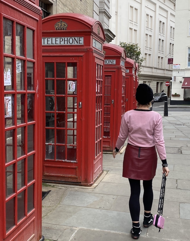 Cabinas telefónicas rojas en Londres y Mónica de El Viaje de Sofi caminando.