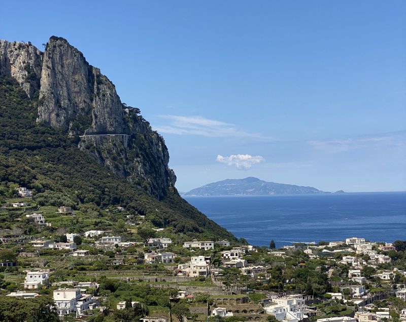 Vistas panorámicas de las casas blancas de Capri y el mar Tirreno