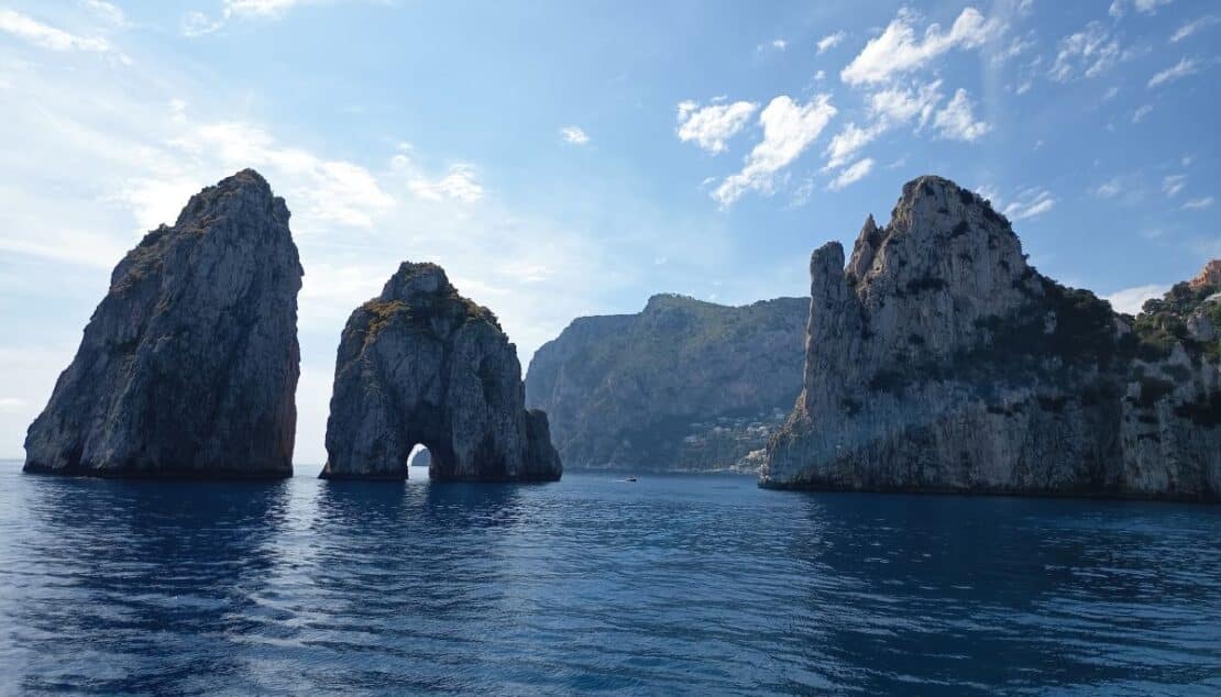 Los icónicos Faraglioni de Capri vistos desde un barco navegando por el Mediterráneo