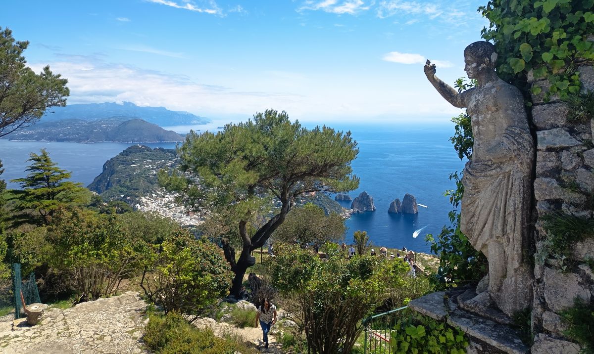 Vistas de los Faraglioni y la costa de Capri desde los jardines de la Villa San Michele