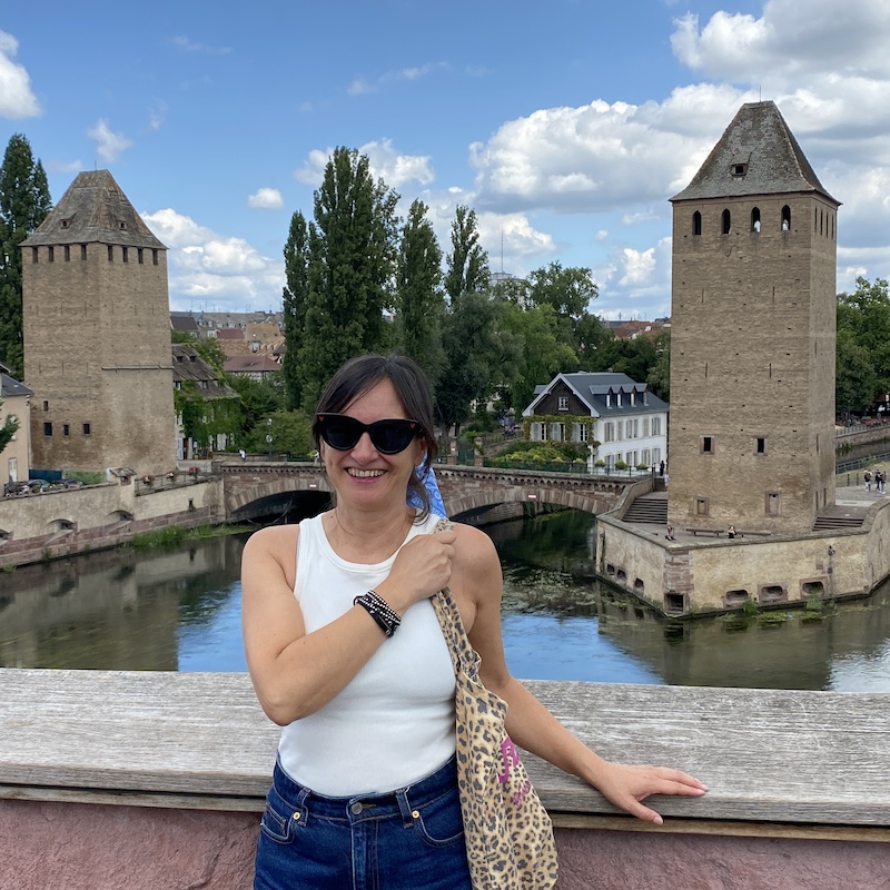 El Viaje de Sofi (Mónica) visitando las icónicas torres de Estrasburgo en Alsacia.
