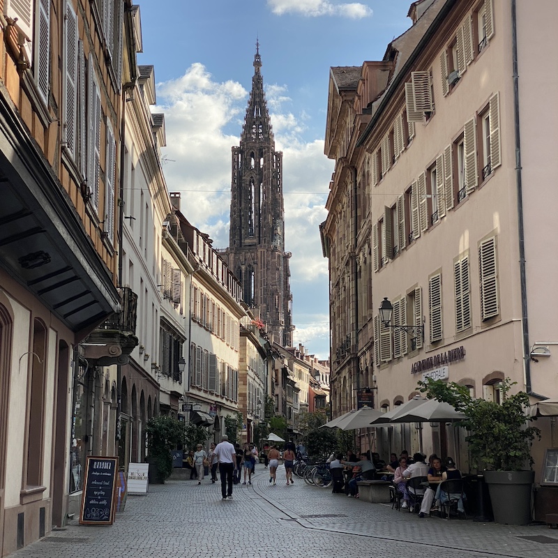Vista de la torre de la Catedral de Estrasburgo desde la pintoresca calle Juifs.