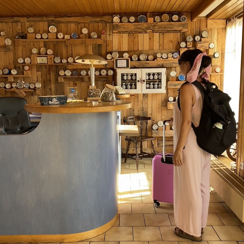 El Viaje de Sofi (Mónica) haciendo el check-in en la recepción del hotel de montaña Au Vieux Moulin.