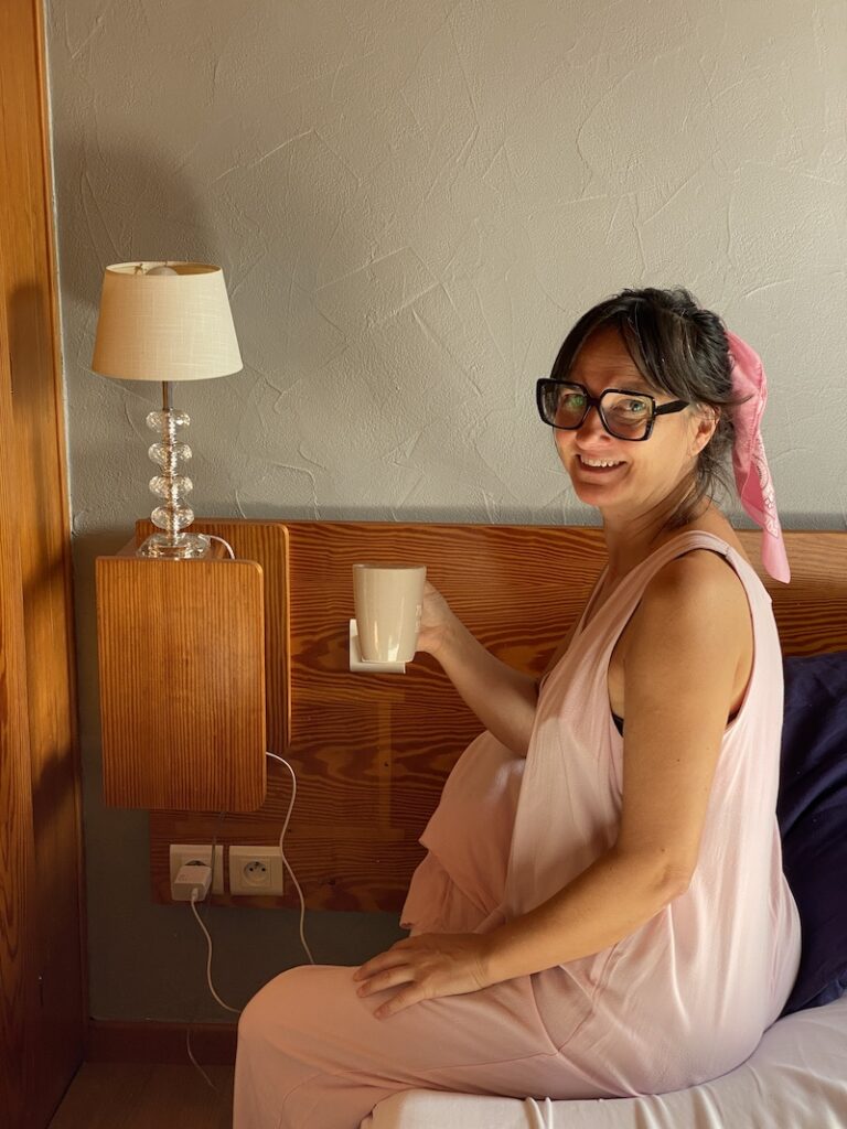 El Viaje de Sofi descansando con una infusión en la habitación del hotel tras la ruta por Alsacia.