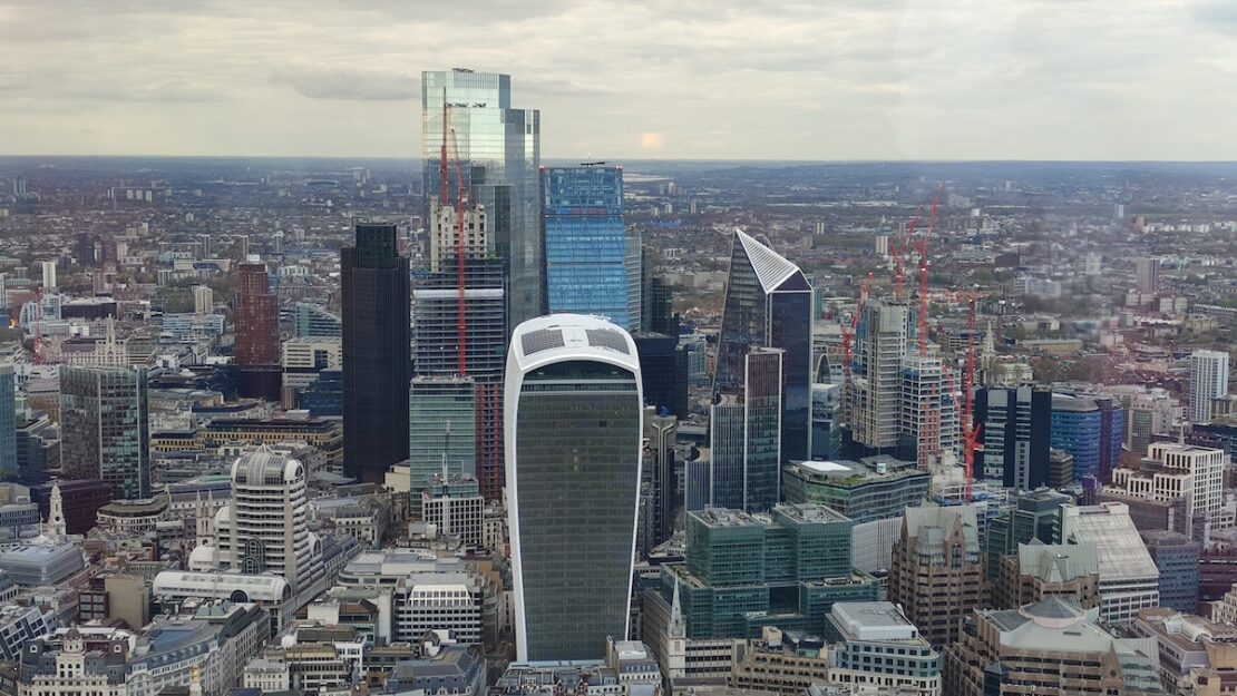 Vista panorámica del distrito financiero de la City de Londres para la guía de la autorización electrónica ETA