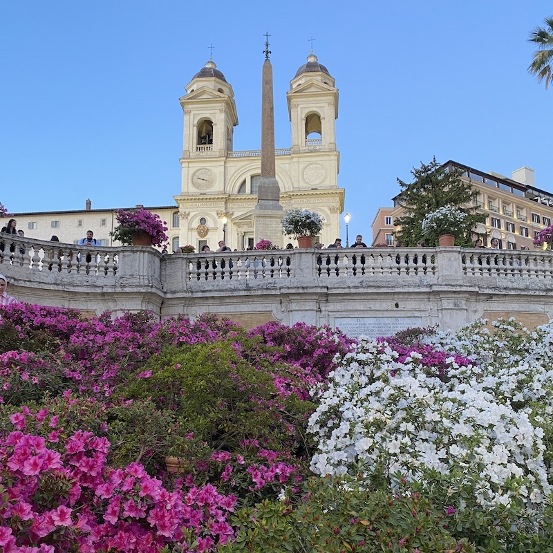 Vistas de la iglesia de Trinità dei Monti y Plaza de España cerca de la zona de Barberini recomendada por El Viaje de Sofi.