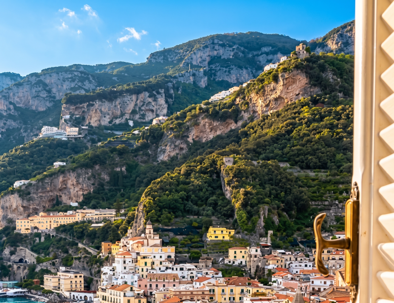 Vistas de los acantilados y casas de colores de Amalfi desde la ventana del hotel Donna Giulia de Amalfi.