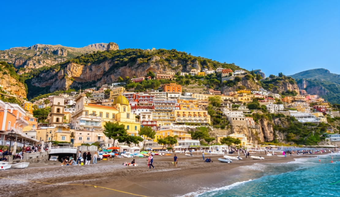 Vista panorámica de Positano desde la playa durante una ruta por la Costa Amalfitana.