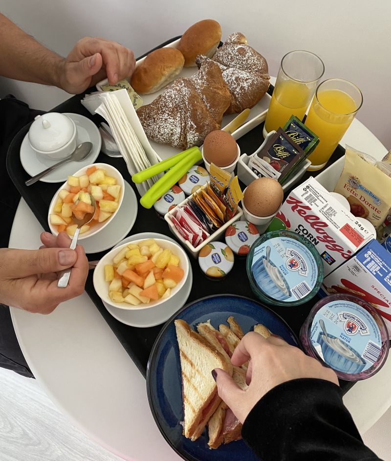 Desayuno típico italiano con vistas en un alojamiento de la Costa Amalfitana.
