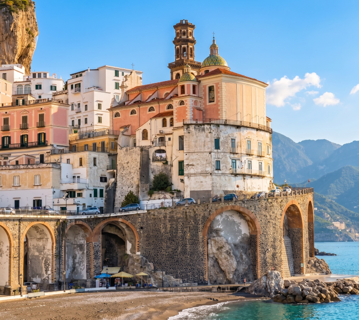 Iglesia de Santa Maria Maddalena en Atrani, el pueblo más pequeño de la Costa Amalfitana.