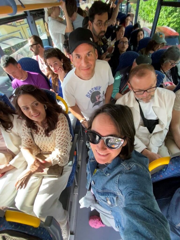 Turistas viajando en el autobús SITA Sud por las curvas de la Costa Amalfitana.