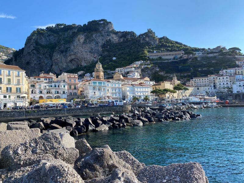 Puerto de Amalfi y fachada de la ciudad bajo las montañas de Campania.