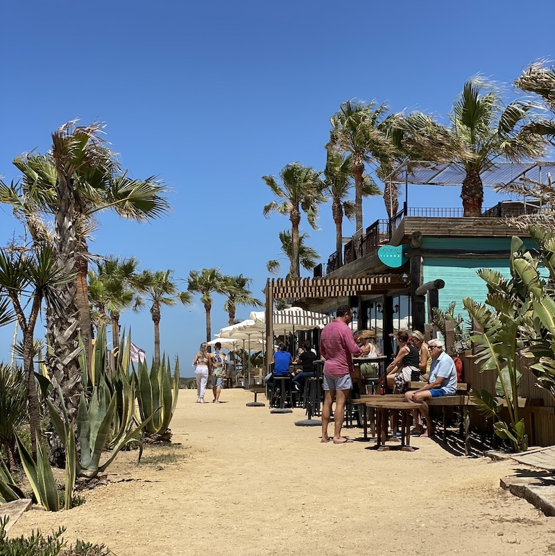 Ambiente relajado de gente disfrutando en los beach clubs y chiringuitos de la playa de Zahora.