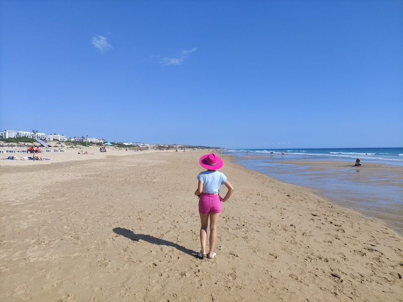 Selfie en la playa de la Barrosa con la urbanización de Novo Sancti Petri y hoteles de fondo.