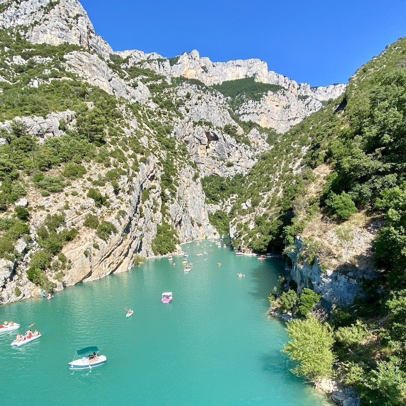 Barcas de pedales navegando por las aguas turquesas entre las paredes del Cañón del Verdon.