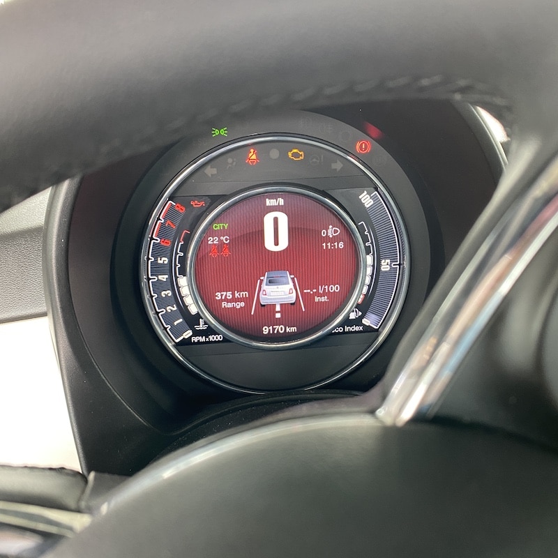 Panel digital de un Fiat 500 de alquiler mostrando 9170 km tras una ruta de 5 días por Lanzarote.