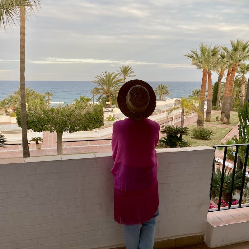 Mónica de 'El Viaje de Sofi' en la terraza del Parador de Mojácar con vistas al mar Mediterráneo.