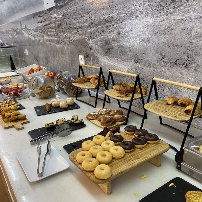 Variedad de productos en el buffet de desayuno de un hotel en Almería.