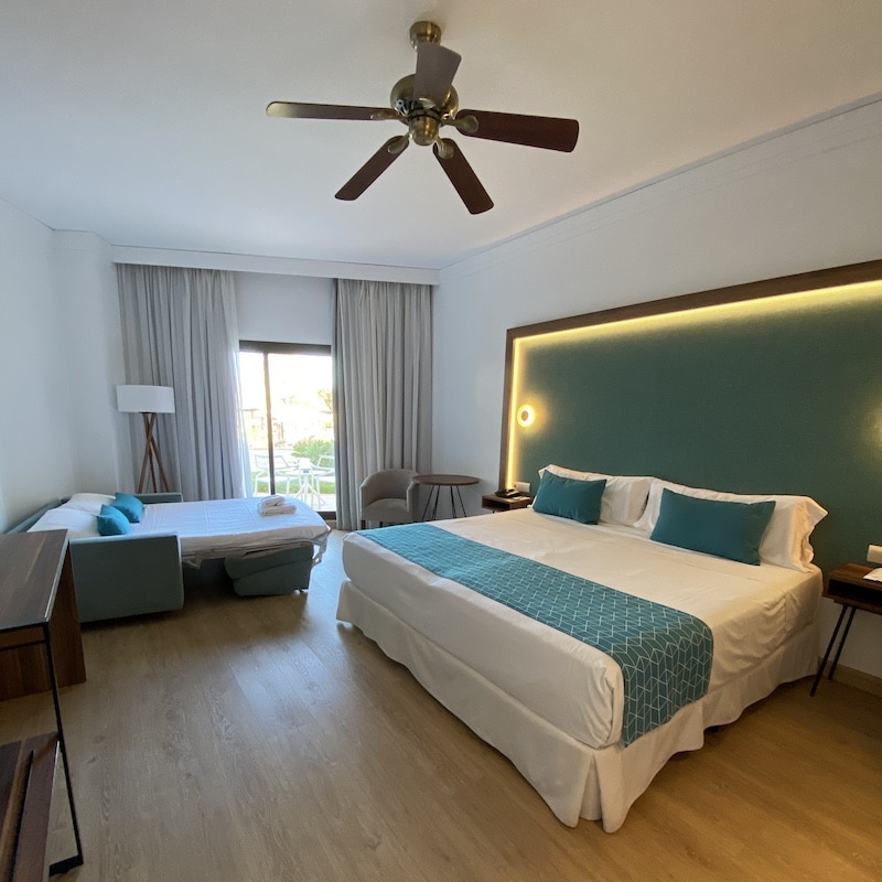 Interior de una habitación amplia y moderna en el Hotel Barceló Cabo de Gata, ideal para viajes en familia en Almería.