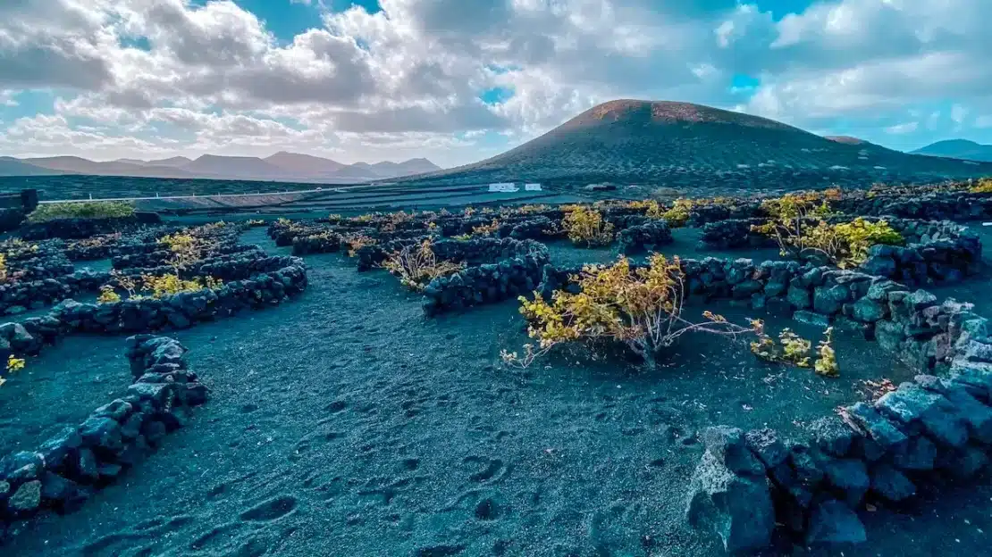 La carretera de La Geria entre viñedos volcánicos en Lanzarote
