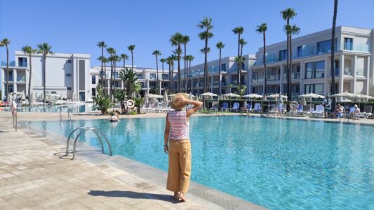 Mónica (El Viaje de Sofi) en la piscina de un hotel boutique en la costa de Cádiz.