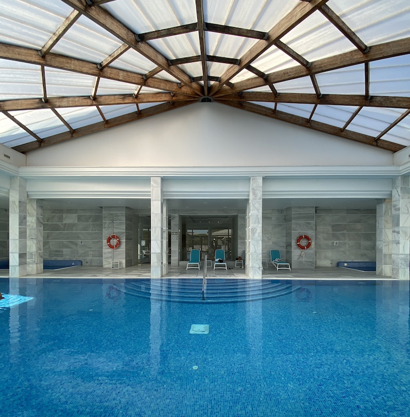 Piscina climatizada interior bajo una gran cúpula de cristal en un hotel de la Playa de la Barrosa, Chiclana.