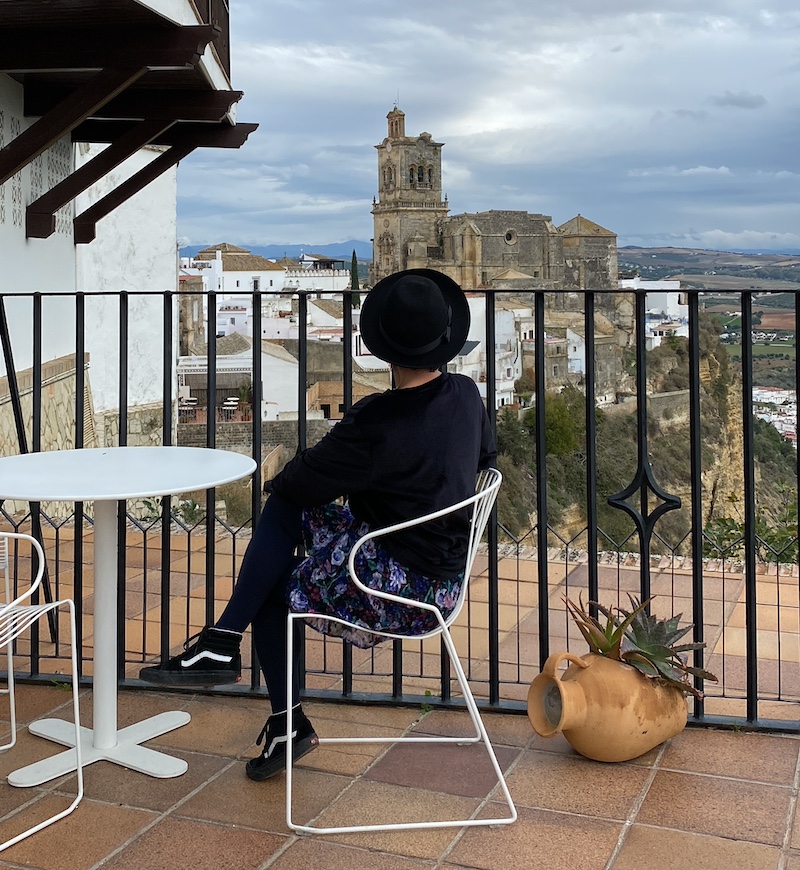 Mónica (El Viaje de Sofi) contemplando las vistas panorámicas desde la terraza del Parador de Arcos.