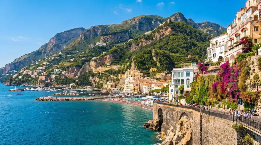 Pueblos Costa Amalfitana vista panorámica Amalfi casas colores mar