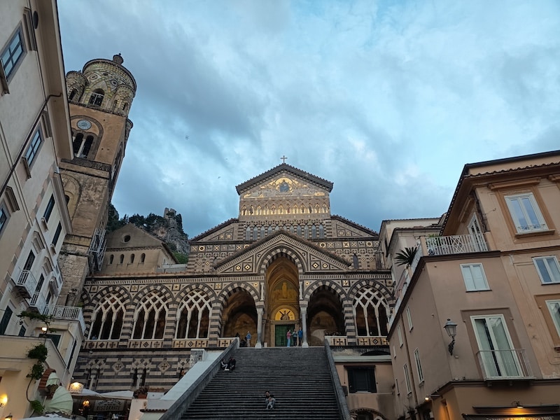 Catedral Amalfi Duomo fachada imponente escalinata