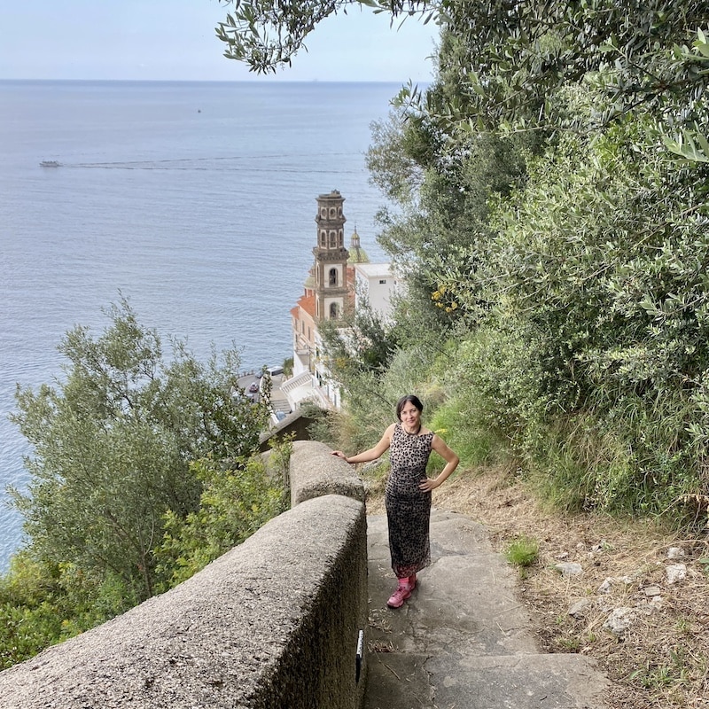 Sendero Amalfi Atrani El Viaje de Sofi (Mónica) en las escaleras con vistas mar